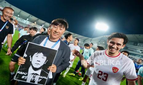 Pelatih Timnas U-23 Indonesia Shin Tae Yong bersama para pemain melakukan selebrasi seusai berhasil mengalahkan Timnas U-23 Korea Selatan pada babak perempat final Piala Asia U-23 2024 di Stadion Abdullah bin Khalifa, Doha, Jumat (26/4/2024) dini hari. Indonesia melaju ke semifinal Piala Asia U23 setelah mengalahkan Korea Selatan lewat babak adu penalti. 