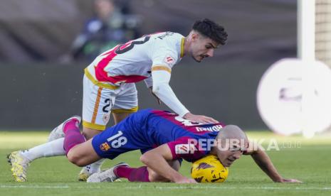 Pemain Barcelona Oriol Romeu (bawah). 