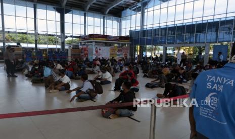 Calon penumpang menunggu pemeriksaan dari petugas sebelum menaiki kapal Ferry di Pelabuhan Bakauheni, Lampung Selatan, Lampung, Sabtu (23/5/2020). Pemeriksaan dan pendataan calon penumpang asal Riau dan Palembang di Pelabuhan Bakauheni ini guna memutus rantai penyebaran COVID-19