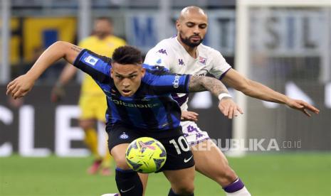 Pemain Inter Milan Lautaro Martinez dari  (Kiri) dan pemain Fiorentina  Sofyan Amrabat berebut bola pada pertandingan sepak bola Serie A Italia antara FC Inter dan Fiorentina di stadion Giuseppe Meazza di Milan, Italia,  Sabtu (1/4/2023) malam WIB.