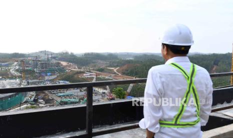 Presiden Jokowi saat meninjau progres pembangunan istana dan kantor presiden di Ibu Kota Nusantara (IKN), Kamis (21/12/2023).