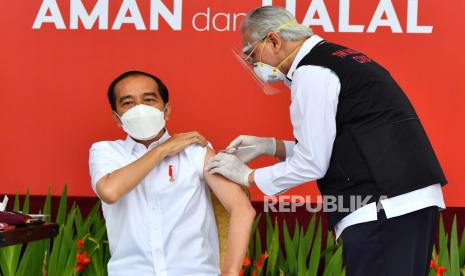  Foto selebaran yang disediakan oleh Istana Kepresidenan Indonesia menunjukkan Presiden Indonesia Joko Widodo (kiri) disuntik dengan vaksin COVID 19 oleh Dokter Kepresidenan Abdul Muthalib (kanan) di Istana Kepresidenan di Jakarta, Indonesia, 13 Januari 2021. Indonesia berencana untuk menjalankan Program vaksinasi COVID-19 bagi petugas kesehatan medis mulai 14 Januari 2021, sebagai langkah awal program vaksinasi di Indonesia.