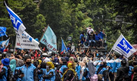 Sejumlah buruh berunjuk rasa di depan Gedung Sate, Jalan Diponegoro, Kota Bandung, Kamis (8/10). Dalam unjuk rasa tersebut mereka mendesak Presiden Joko Widodo untuk segera menerbitkan Peraturan Pemerintah Pengganti Undang-Undang (Perppu) terkait pencabutan UU Ciptaker karena UU tersebut dianggap tidak berpihak kepada rakyat. Foto: Abdan Syakura/Republika