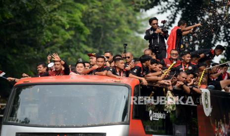 Ketua Umum PSSI Erick Thohir bersama pemain timnas sepakbola Indonesia  saat mengikuti kirab juara kontingen Sea Games 2023 di Depan Gedung Kemenpora, Senayan, Jakarta, Jumat (19/5/2023). Kegiatan kirab juara ini sebagai bentuk penghormatan bagi para Atlet Indonesia yang telah sukses mengharumkan bangsa indonesia di SEA Games 2023. Adapun rute Kirab Juara ini yaitu Kantor Kemenpora-HI-GBK. Seperti diketahui Idonesia berhasi sukses merebut 87 medali emas, 80 medali perak dan 109 medali perunggu.