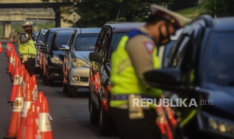 Petugas kepolisian memeriksa dokumen dan pemeriksaan rapid tes antigen (ilustrasi).