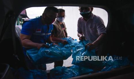 Petugas kesehatan dan relawan bersiap menyalurkan bantuan makanan dan obat-obatan untuk warga yang menjalani isolasi mandiri.ntah Kota Medan dan Puskesmas Simalingkar memberikan 30 paket makanan dan obat-obatan bagi warga yang menjalani isolasi mandiri. ANTARA FOTO/Fransisco Carolio/Lmo/rwa.