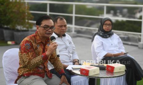 Anggota KPU Yulianto Sudrajat (kiri) menyampaikan pandangannya disaksikan Anggota Bawaslu Totok Hariyono (tengah) dan Ketua Netfid Indonesia Dahlia Umar (kanan) dalam diskusi menjelang dimulainya tahapan Pemilu 2024 di Jakarta, Kamis (28/7/2022). Diskusi tersebut membahas tahapan pendaftaran, verifikasi, dan penetapan partai politik peserta Pemilu 2024. 