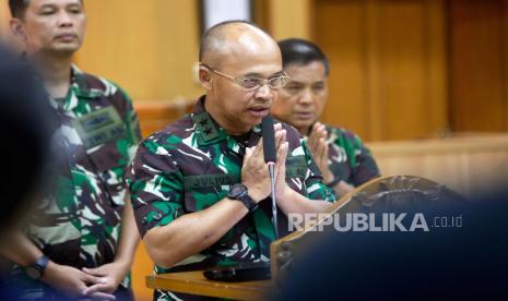 Kepala Pusat Penerangan Militer TNI, Laksamana Muda Julius Widjojono berbicara kepada wartawan saat konferensi pers di Mabes TNI di Jakarta, Indonesia, Ahad (16/04/2023), tentang perkembangan serangan kelompok pemberontak Papua Barat terhadap angkatan bersenjata Indonesia di Nduga, Papua Barat. Aparat keamanan Indonesia melakukan operasi jangka panjang untuk menyelamatkan seorang pilot Selandia Baru yang telah disandera selama lebih dari sebulan oleh kelompok pemberontak bersenjata Papua di Kabupaten Nduga, Dataran Tinggi Papua.  