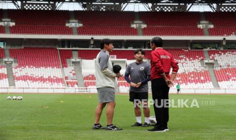  Presiden Joko Widodo (kanan) berbincang dengan pelatih Timnas U-20  Sin Tae-Young (kiri) dalam pertemuan menyusul keputusan FIFA untuk mencabut status Indonesia sebagai tuan rumah Piala Dunia U-20 2023, di Stadion Gelora Bung Karno di Jakarta, Sabtu (1/4/2023).