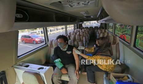 Vaksinator menyuntikkan vaksin COVID-19 kepada warga di halaman Masjid Agung, Indramayu, Jawa Barat. Kadinkes menegaskan tidak ada libur vaksinasi di Indramayu yang mencapai 93 persen.