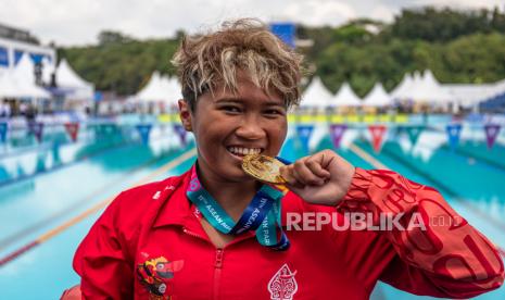 Perenang Indonesia Mutiara Cantik Harsanto menunjukkan medali emas usai meraih posisi pertama pada final gaya kupu-kupu 100 meter putri kategori S9 ASEAN Para Games 2022 di Stadion Jatidiri Semarang, Jawa Tengah, Rabu (3/8/2022). Cantik menyabet medali emas dengan catatan waktu 1 menit 28,86 detik dan rekannya Tiara Hanum Kembang Joyo meraih perak dengan catatan waktu 1 menit 57,99 detik, sementara perunggu diraih perenang Thailand Mesa Srichanpliw dengan catatan waktu 2 menit 05,93 detik. 