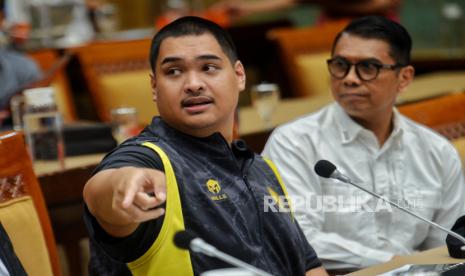 Menteri Pemuda dan Olahraga (Menpora) Dito Ariotedjo saat menghadiri rapat kerja bersama Komisi III DPR RI, di Gedung Nusantara I, Kompleks Parlemen, Jakarta, Senin (4/12/2023). Rapat yang juga dihadiri oleh Sekjen PSSI, Yunus Nusi tersebut membahas terkait pemberian kewarganegaraan bagi pemain timnas sepak bola Indonesia.