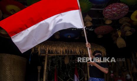 Penari membawakan tarian dengan bendera merah putih 