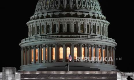  Bendera Amerika Serikat berkibar di US Capitol.