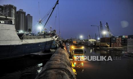 Kendaraan melintasi genangan air akibat banjir rob di Pelabuhan Sunda Kelapa, Jakarta, Rabu (8/10/2024). Banjir rob setinggi 10-30 centimeter tersebut dinilai mengganggu aktivitas bongkar muat barang di pelabuhan tertua di Indonesia itu. Banjir rob kerap terjadi dibeberapa titik di pesisir Jakarta Utara yang diakibatkan oleh naiknya permukaan air laut dan permukaan tanah yang mengalami penurunan tiap tahunnya. Berdasarkan data Pemerintah Provinsi DKI Jakarta melalui Bidang Pengendalian Rob dan Pengembangan Pesisir Pantai Dinas Sumber Daya Alam mencatat, penurunan permukaan tanah di DKI Jakarta rata-rata mencapai 3,9 cm sepanjang tahunnya.