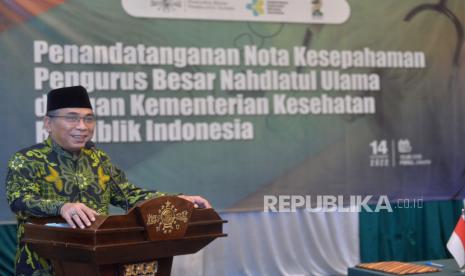 Ketua Umum Pengurus Besar Nahdlatul Ulama (PBNU) Yahya Cholil Staquf memberikan sambutan dalam acara penandatanganan nota kesepahaman antara PBNU dan Kementerian Kesehatan  di Jakarta, Rabu (14/12/2022). PBNU bersama Kementerian Kesehatan melakukan kerjasama salah satunya terkait Menahan Laju Stunting di Indonesia. Republika/Prayogi