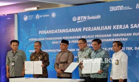 Perjanjian Kerja Sama atau PKS tentang Pelaksanaan Penyaluran Pembiayaan Perumahan Melalui Program Tabungan Rumah Tapera bagi Peserta Pekerja Mandiri Muhammadiyah. PKS Tripartit tersebut ditandatangani oleh Bank BTN, Badan Pengelola Tabungan Perumahan Rakyat (BP Tapera) dan Majelis Ekonomi Bisnis dan Pariwisata (MEBP) PP Muhammadiyah di Jakarta, Selasa (25/7/2023).