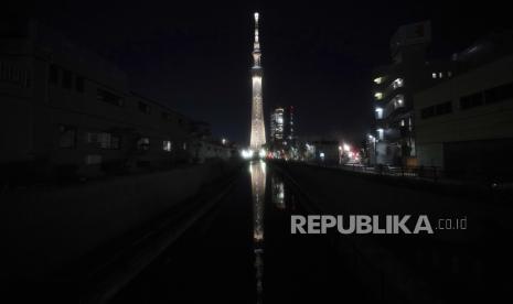 Tokyo Skytree, menara tertinggi di Jepang, diterangi dengan warna Obor Olimpiade, untuk memperingati 100 hari hingga estafet obor dimulai, Selasa, 15 Desember 2020, di Tokyo.