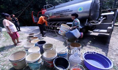 Sejumlah warga mengambil air bersih dari truk tangki yang menyalurkan bantuan air bersih di Desa Weninggalih Kecamatan Jonggol, Kabupaten Bogor, Kamis (3/8/2023).