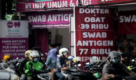 Suasana tempat pemeriksaan swab antigen di klinik Kawasan Warung Buncit, Jakarta, Senin (28/6). Meningkatnya kasus Covid-19 di DKI Jakarta saat ini, pemeriksaan swab antigen merupakan hal yang penting untuk mendeteksi virus Covid-19 dalam tubuh seseorang. Sejumlah klink pun memasang harga yang variatif dan terbilang terjangkau untuk pemeriksaan swab antigen.