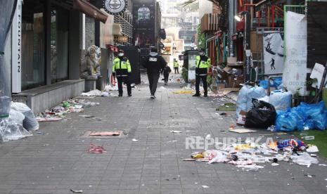 Polisi berkumpul di tempat kejadian sehari setelah penyerbuan maut di Seoul, Korea Selatan, 30 Oktober 2022. Menurut Badan Pemadam Kebakaran Nasional, sedikitnya 151 orang tewas dan 82 terluka dalam penyerbuan pada 29 Oktober ketika kerumunan besar datang ke merayakan Halloween.