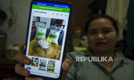 Warga menunjukkan situs web lokapasar (market place) Borongdong.id melalui gawainya di Bandung, Jawa Barat, Rabu (10/2/2021). Pemerintah Provinsi Jawa Barat meluncurkan market place khusus untuk penjualan dan pembelian sebagai inovasi digitalisasi serta upaya menyelamatkan pelaku Usaha Mikro, Kecil, dan Menengah (UMKM), dan ekonomi kreatif di Jawa Barat yang terdampak Pandemi COVID-19. 