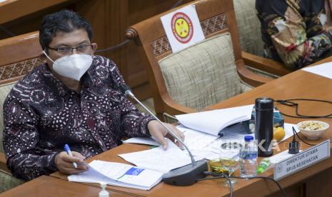 Direktur Utama BPJS Kesehatan Ali Ghufron Mukti mengikuti rapat dengar pendapat dengan Komisi IX DPR di Kompleks Parlemen, Senayan, Jakarta, Rabu (19/1/2022). Rapat dengar pendapat tersebut terkait Rencana Kerja dan Anggaran Tahunan (RKAT) BPJS Kesehatan Tahun 2022. 