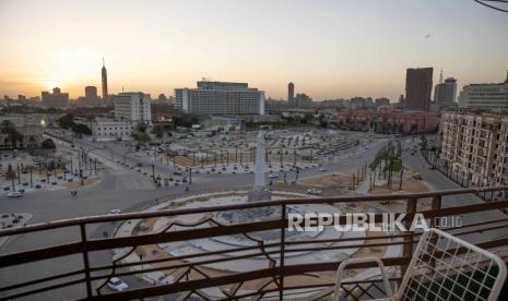 Umat Islam di Mesir Sambut Pembukaan Kembali Masjid. Foto: Pasukan keamanan memagari Alun-alun Tahrir menjelang jam malam sebagai langkah pencegahan wabah virus corona di Kairo, Mesir, Ahad (29/3). Sejak awal Maret, pemerintah telah menutup sekolah, masjid, gereja, dan situs arkeologi