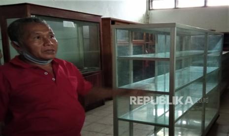 Salah satu pengelola museum menunjukan lemari kaca yang kosong usai benda etnografis dicuri di museum Kendari, Sulawesi Tenggara, Rabu (27/1/2021). Ratusan koleksi benda-benda etnografis jenis logam dan samurai jepang serta beberapa lembar pakaian adat peninggalan sejumlah etnis  dicuri di gudang museum Kendari sementara pihak kepolisian kesulitan mengidentifikasi para pelakunya akibat pengelola museum tidak memasang alat pemantau. 