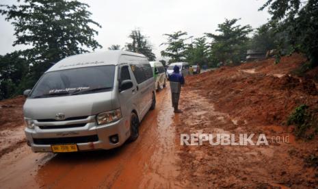 Kendaraan melintas bergantian di antara material longsor di Bengkulu (ilustrasi). BPBD Bengkulu mengimbau masyarakat menjaga drainase untuk mengantisipasi banjir akibat hujan deras.