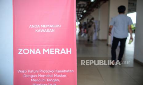 Papan imbauan mematuhi protokol kesehatan di zona merah terpasang di Rumah Susun Nagrak, Cilincing, Jakarta Utara, Senin (21/6). Satuan Tugas Covid-19 memastikan kesiapan Rusun Nagrak Cilincing telah mencapai 100 persen untuk dijadikan tempat isolasi mandiri pasien Covid-19 dengan status Orang Tanpa Gejala (OTG) per hari ini 21 Juni 2021. 