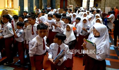 Sejumlah pelajar Sekolah Dasar mengunjungi Museum Bank Indonesia di Jakarta, Selasa (12/12/2023). Pihak museum mencatat pada hari kerja rata-rata pengunjung mencapai 1.000 orang dan pada hari libur 1.300 orang yang datang untuk melihat salah satu cagar budaya yang menjadi sarana komunikasi kebijakan, tempat mengumpulkan, menyimpan, dan merawat benda numismatik ataupun dokumen bersejarah BI dan sarana rekreasi literasi yang menghibur tersebut. 