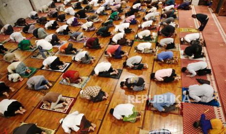 Umat Muslim Indonesia shalat selama sholat Tarawih pertama pada malam Ramadhan di sebuah masjid di Depok, Indonesia, 12 April 2021.