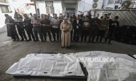 Para pelayat berdoa untuk dua orang dewasa dan lima anak laki-laki dan perempuan di bawah usia 16 tahun dari keluarga Chahine setelah serangan Israel di Rafah, Jalur Gaza selatan, Jumat,, (3/5/2024). 