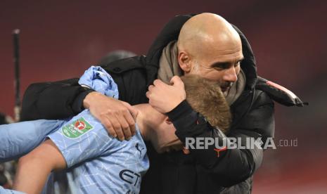 Kevin de Bruyne dari Manchester City (kiri) bereaksi dengan manajernya Pep Guardiola di akhir pertandingan sepak bola semifinal Piala Carabao Inggris antara Manchester United vs Manchester City di Manchester, Inggris, 06 Januari 2021.