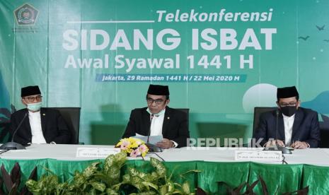 Yandri Minta tak Ada Pembubaran Paksa Sholat Idul Fitri. Foto: Menteri Agama Fachrul Razi (tengah) bersama Wakil Menteri Zainut Tauhid (kanan) dan Ketua Komisi VIII DPR Yandri Susanto (kiri) menyampaikan hasil Sidang Isbat penentuan 1 Syawal 1441 Hijriah atau Hari Raya Idul Fitri 2020 Masehi di Jakarta, Jumat (22/5/2020). Pemerintah menetapkan Hari Raya Idul Fitri 1 Syawal 1441 Hijriah jatuh pada hari Minggu, 24 Mei 2020