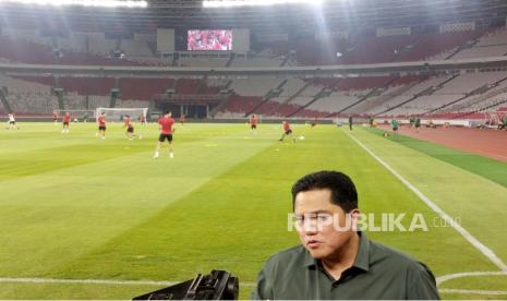 Ketua Umum PSSI Erick Thohir saat memantau latihan timnas Indonesia di Stadion Utama Gelora Bung Karno (SUGBK), Jakarta, Rabu (11/10/2023).  