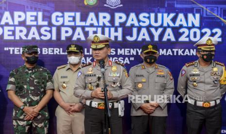 Kepala Korps Lalu Lintas Polri Irjen Pol Firman Santyabudi (tengah) bersama Kapolda Metro Jaya Irjen Pol Fadil Imran (kedua kanan), Dirlantas Polda Metro Jaya Kombes Pol Sambodo Purnomo Yogo (kanan), Wakil Gubernur DKI Jakarta Riza Patria (kedua kiri) dan Kasdam Jaya Brigjen TNI Edy Sutrisno (kiri) memberikan keterangan pers usai apel gelar pasukan Operasi Patuh Jaya 2022 di Mapolda Metro Jaya, Jakarta, Senin (13/6/2022). Operasi Patuh Jaya 2022 di wilayah hukum Polda Metro Jaya mulai dilaksanakan pada hari ini hingga 26 Juni 2022 untuk meningkatkan kepatuhan dan ketertiban dalam berlalu lintas. Republika/Putra M. Akbar