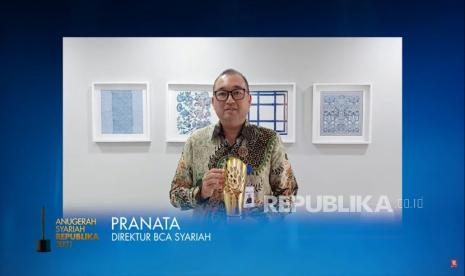 Direktur BCA Syariah Pranata memberikan sambutan dalam acara Anugerah Syariah Republika (ASR) 2021 yang diselenggarakan secara daring di Jakarta, Rabu (8/12).