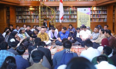 Menteri Pemuda dan Olahraga (Menpora) Ario Bimo Nandito Ariotedjo meluncurkan program Klub Bertemu Kaum Cendekiawan (Berkawan) di The Habibie & Ainun Library, Setiabudi, Jakarta Selatan, Kamis (28/3/2024). 