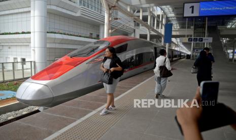 Penumpang berfoto di depan kereta cepat Whoosh setibanya di Stasiun Tegalluar, Kabupaten Bandung, Jawa Barat, Jumat (13/10/2023). 