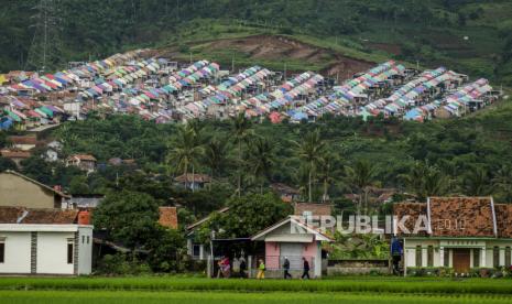 Suasana Pemukiman yang terlihat di kawasan lereng perbukitan, di Kabupaten Sumedang, Jawa Barat, Senin (11/1/2021). Pemerintah Kabupaten Sumedang berencana melakukan pengkajian ulang terkait perizinan permukiman di kawasan perbukitan karena dari data PVMBG Badan Geologi Kementerian ESDM sejumlah wilayah di Kabupaten Sumedang masuk dalam kondisi menengah-tinggi potensi pergerakan tanah. 