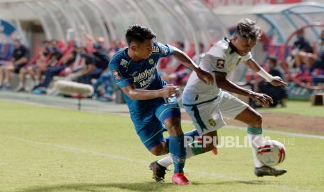 Pesepak bola Persib Bandung Febri Hariyadi (kiri) berebut bola dengan pesepak bola Persebaya Surabaya Alwi Slamat (kanan)dalam laga perempat final Piala Menpora 2021 di Stadion Maguwoharjo, Sleman, D.I Yogyakarta, Minggu (11/4/2021). Persib berhasil mengalahkan Persebaya dengan skorn 3:1. 