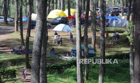 Pengunjung menikmati awal tahun baru setelah sebelumnya menikmati malam pergantian tahun dengan kemping, di Camping Ground kawasan hutan pinus Cikole, Kecamatan Lembang, Kabupaten Bandung Barat, Sabtu (1/1). Melewati malam pergantian tahun dengan kemping di alam terbuka, saat ini banyak diminati masyarakat. Selain menyenangkan, juga dianggap relatif aman di masa pandemi Covid-19.