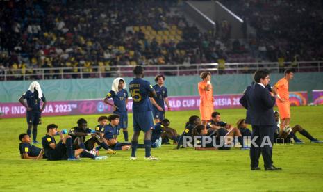 Kesedihan pemain Timnas U17 Perancis usai gagal mengalahkan Timnas U17 Jerman saat pertandingan Final Piala Dunia U17 2023 di Stadion Manahan, Surakarta, Jawa Tengah, Sabtu (2/12/2023). Jerman berhasil memenangkan Piala Dunia U17 untuk pertama kalinya usai mengalahkan Perancis melalui adu pinalti 4-3 (2-2). Jerman pada babak kedua bermain dengan 10 pemain usai Osawe mendapat kartu merah pada menit ke 69.