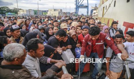 Pemudik tujuan Sanana antre naik ke atas Kapal Perintis Sabuk Nusantara 86 di Pelabuhan Ahmad Yani, Ternate, Maluku Utara, Senin (23/12/2024). Sebanyak 380 pemudik tersebut memilih menggunakan layanan kapal perintis atau tol laut yang melayani hingga ke sejumlah wilayah terluar, terpencil, tertinggal dan perbatasan (3TP) di Maluku Utara karena harga tiketnya masih relatif terjangkau untuk merayakan Natal dan Tahun baru 2025 di kampung halamannya. 