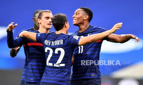  Antoine Griezmann (Kiri), Wissam Ben Yedder (Tengah), dan Anthony Martial (kanan) dari Prancis merayakan pertandingan sepak bola UEFA Nations League antara Prancis dan Kroasia di Stade de France, Saint Denis, Prancis, 08 September 2020.