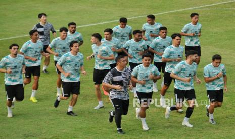 Pemain Timnas Indonesia menjalani sesi latihan di Lapangan B Kompleks Stadion Utama Gelora Bung Karno (SUGBK), Jakarta, Selasa (28/5/2024). Sebanyak 18 pemain menjalani pemusatan latihan (TC) pertama untuk persiapan laga uji tanding dan kualifikasi Piala Dunia 2026. Sementara terdapat empat pemain lagi yang belum hadir bergabung pada sesi TC tersebut yakni Jay Idzes, Justin Hubner, Jordi Amat dan Pratama Arhan. Skuad Garuda akan menjalani dua laga penting pada babak kualifikasi Piala Dunia 2026 zona Asia yakni melawan Irak pada 6 Juni dan Filipina pada 11 Juni.