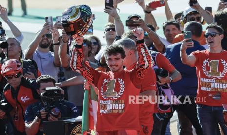 Pembalap Moto GP Francesco Bagnaia (tengah) melakukan selebrasi setelah menjadi juara dunia kategorinya selama Grand Prix Sepeda Motor Comunidad Valenciana di Sirkuit Ricardo Tormo di Cheste, Valencia, 06 November 2022.