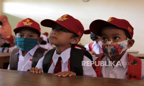 Sejumlah murid kelas 1 duduk di ruang kelas di SD Negeri 1 Praja Taman Sari di Desa Wonuamonapa, Konawe, Sulawesi Tenggara, Senin (13/7/2020). Pihak sekolah terpaksa menerapkan pembelajaran dengan tiga kali pertemuan tatap muka di sekolah dalam sepekan karena terbatasnya jaringan telekomunikasi untuk penerapan pembelajaran jarak jauh secara daring guna mencegah penyebaran COVID-19. 